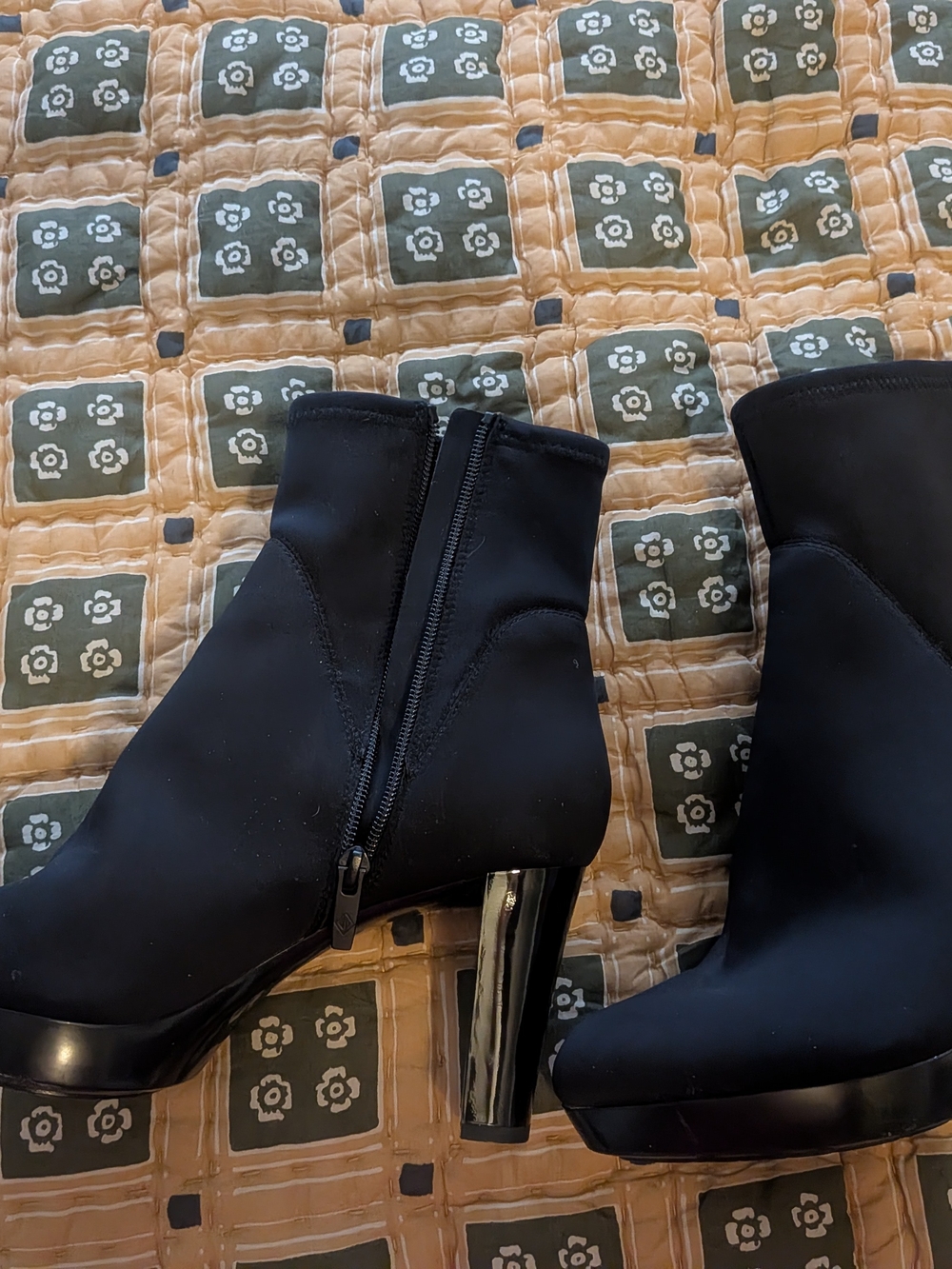 Donald Pliner Erma Booties Sz 9